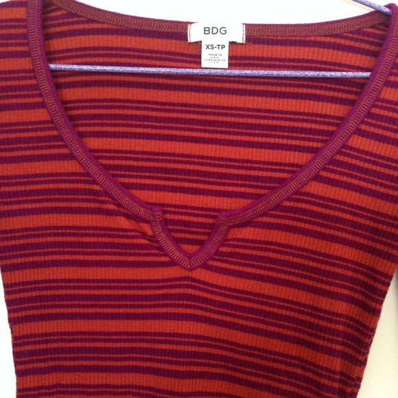 V-Neck Fall Crop Top - Picture 3 of 3